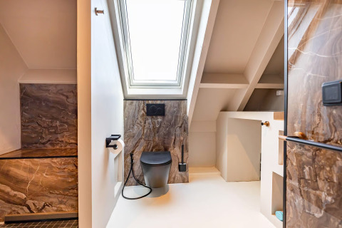 Moderne badkamer in Forest villa Zoethout, De Kremmer, Nederland met dakraam en marmerelementen.