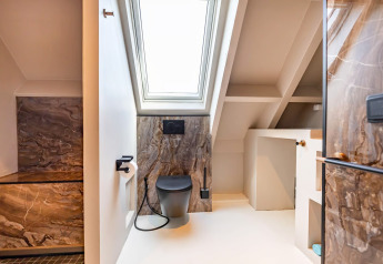 Bagno moderno nella Forest villa Zoethout, De Kremmer, Paesi Bassi con lucernario e dettagli in marmo.