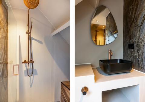 Moderne douche en stijlvol zwart wastafelgedeelte bij Forest villa «Zoethout» in De Kremmer, Nederland.