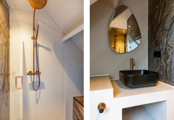 Doccia moderna e zona lavabo nera elegante nella Forest villa «Zoethout» a De Kremmer, Paesi Bassi.