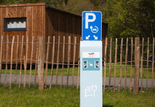 Borne de recharge pour voitures électriques près d'une clôture au Safari Tent, Hameau de l'Ourthe, Belgique.