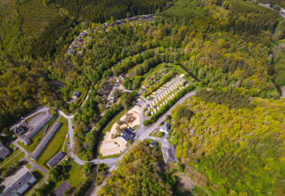 Vista aerea della Safari Tent all'Hameau de l'Ourthe in Belgio, circondata da boschi e strade tortuose.