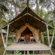 Safari-teltet Duo Lodge på Goolderheide i Belgien med overdækket terrasse og skovudsigt.