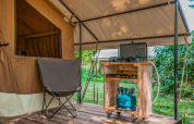 Zona de cocina exterior en tienda Safari Ponza en Onlycamp Camping l'Orée d'Alsace, Francia.
