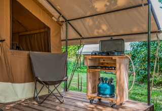 Zona de cocina exterior en tienda Safari Ponza en Onlycamp Camping l'Orée d'Alsace, Francia.
