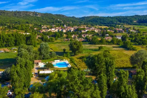 Luchtfoto van Seasonova Camping Les Prés du Verdon met zwembad, midden in het natuurrijke Provence, Frankrijk.