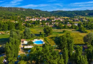 Luchtfoto van Seasonova Camping Les Prés du Verdon met zwembad, midden in het natuurrijke Provence, Frankrijk.