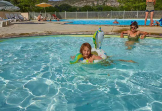 Kinder und Erwachsene genießen den Pool im Seasonova Camping Les Prés du Verdon in Provence, Frankreich.