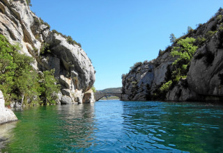 Schluchtenlandschaft mit klaren Wasser und Felsen bei Quinson in der Provence-Alpes-Côte d’Azur, Frankreich.