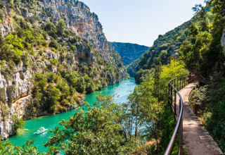 Schitterend uitzicht op een rivierkloof nabij Quinson in Provence-Alpes-Côte d’Azur, met rotsen en groen.