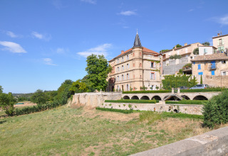 Historische Gebäude und Steinmauer in Quinson, Provence-Alpes-Côte d’Azur, Frankreich bei Sonnenschein.