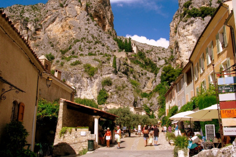 Sfeervolle straat in Quinson, Provence-Alpes-Côte d’Azur, Frankrijk, met imposante rotsen eromheen.