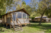 Tienda safari Comfort Lodge en Seasonova Camping Les Prés du Verdon, Francia, rodeada de naturaleza.