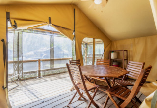 Binnenaanzicht van de Comfort Lodge safaritent bij Seasonova Camping Les Prés du Verdon met houten meubels.