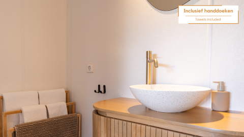 Moderne badkamer met waskom en spiegel in Tiny House XL bij De Kremmer, Nederland, handdoeken inbegrepen.
