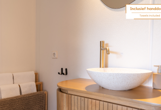 Moderne badkamer met waskom en spiegel in Tiny House XL bij De Kremmer, Nederland, handdoeken inbegrepen.