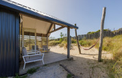 Terrasse extérieure avec fauteuils et hamac à l’Adventure Lodge à Bloemendaal aan Zee, Pays-Bas