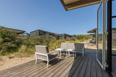Terrasse extérieure avec mobilier moderne au Sea House Comfort, Bloemendaal aan Zee, Pays-Bas.