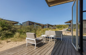 Terrasse extérieure avec mobilier moderne au Sea House Comfort, Bloemendaal aan Zee, Pays-Bas.