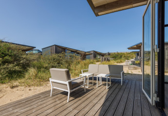 Terrasse mit modernen Gartenmöbeln am Sea House Comfort, Bloemendaal aan Zee, Niederlande.