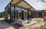 Lodge moderne Sea House Comfort à Bloemendaal aan Zee, Pays-Bas, avec terrasse et façade vitrée.