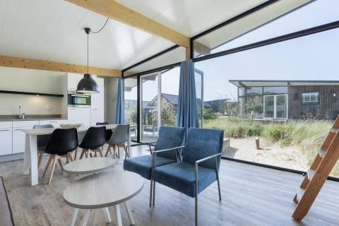 Intérieur moderne et lumineux du lodge Sea House Family à Bloemendaal aan Zee, Pays-Bas, vue sur les dunes.