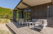 Terrazza moderna con mobili da esterno al Sea House Family lodge a Bloemendaal aan Zee, Paesi Bassi.