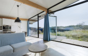 Intérieur moderne avec grandes baies vitrées, vue sur les dunes à Bloemendaal aan Zee, Pays-Bas.