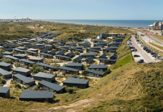 Photo panoramique du parc de vacances Bloemendaal aan Zee avec chalets, dunes et vue sur mer en Hollande-Septentrionale.