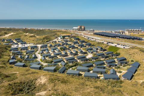 Vue aérienne d’un parc de vacances à Bloemendaal aan Zee, Pays-Bas, près de la plage et des dunes.