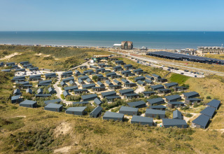 Vista aérea de un parque vacacional en Bloemendaal aan Zee, Países Bajos, cerca del mar y las dunas.