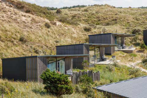 Ferielejligheder i moderne trædesign beliggende i klitterne ved Bloemendaal aan Zee, Nordholland, Holland.