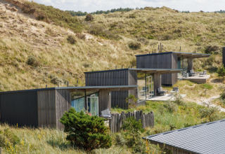 Ferielejligheder i moderne trædesign beliggende i klitterne ved Bloemendaal aan Zee, Nordholland, Holland.