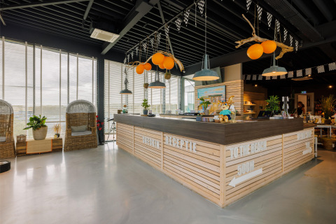 Receptionen på et feriested i Bloemendaal aan Zee, Holland, med strandtema og hyggelig indretning.