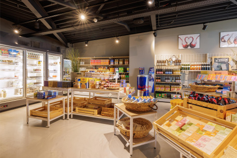 Photo d'une épicerie moderne dans le parc de vacances Bloemendaal aan Zee, Hollande-Septentrionale.