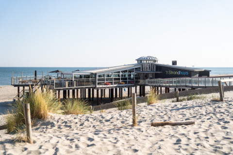 Strandpavillon auf Stelzen mit Meerblick, Dünen und Sand, nahe Overveen in Nordholland, Niederlande.