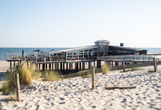 Strandrestaurant på pæle med udsigt over havet og sanddyner i nærheden af Overveen, Nordholland.