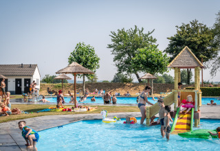 Kinderen spelen in het buitenzwembad bij Treelodge, Gulperberg in Nederland op een zonnige dag.
