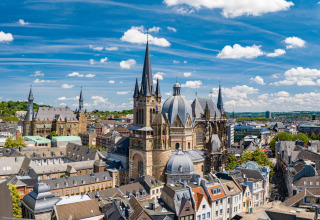 Luchtzicht op de Dom van Aken en het stadsbeeld onder een blauwe hemel met mooie wolken.