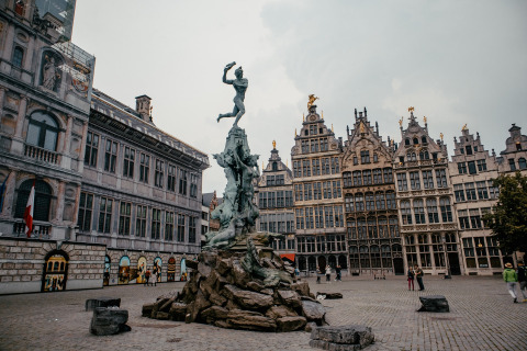Grote Markt van Antwerpen met het Brabofonteinstandbeeld en typische historische gevels rondom.