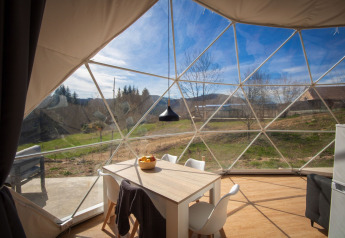 Binnenkant van de Dome bij Domaine la Chabanne in Frankrijk met zicht op natuur en heuvels buiten.