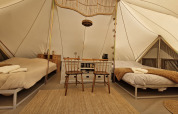 Foto interna del teepee Bell tent a Thuysgrond nei Paesi Bassi con due letti e mobili in legno.