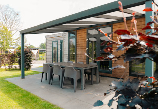 Außenterrasse der Veluwe Villa-Lodge bei De Boshoek in den Niederlanden mit Esstisch und Stühlen