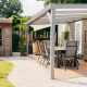 Veluwelodge XL terras met hot tub, tuinhuisje en eettafel in een rustgevende tuinomgeving.