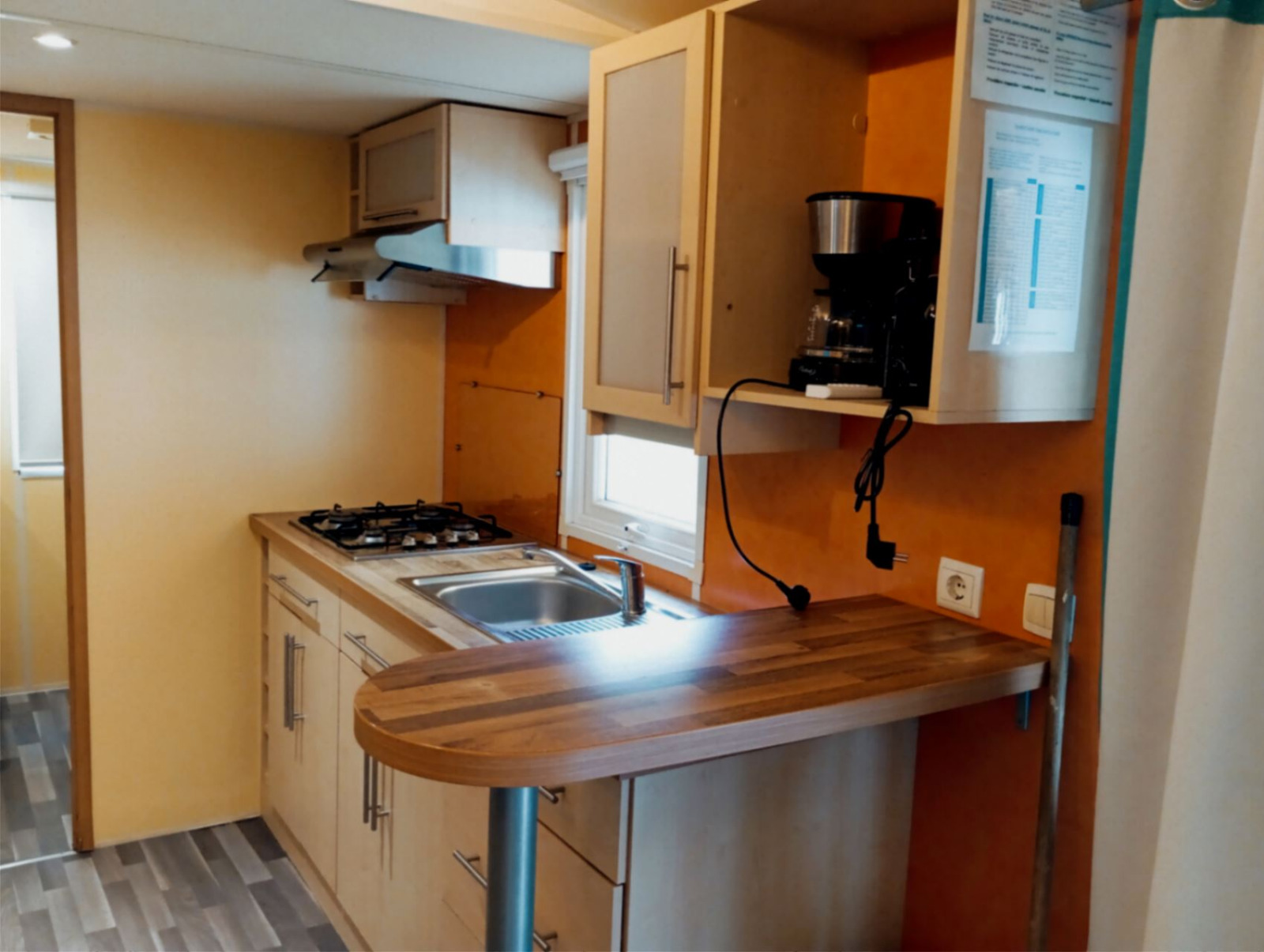 Kleine, moderne keuken van Mobile Home Comfort op Camping Seasonova Sous le Moulin, Frankrijk.