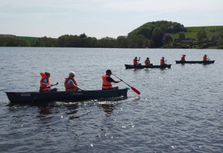 Des personnes en canoë avec gilets de sauvetage pagaient sur un lac près de Silkeborg, au Danemark central.