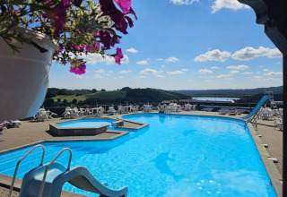 Udendørs swimmingpool med vandrutsjebane på Terrassen Camping, med smuk udsigt over landskabet i Danmark.