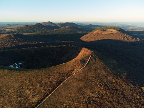 Luftaufnahme der vulkanischen Hügel um Saint-Rémy-sur-Durolle in Auvergne-Rhône-Alpes, Frankreich.