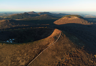 Luftaufnahme der vulkanischen Hügel um Saint-Rémy-sur-Durolle in Auvergne-Rhône-Alpes, Frankreich.