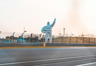 Eine große Michelin-Männchen-Statue steht neben einer Rennstrecke nahe Saint-Rémy-sur-Durolle, Auvergne-Rhône-Alpes, Frankreich.